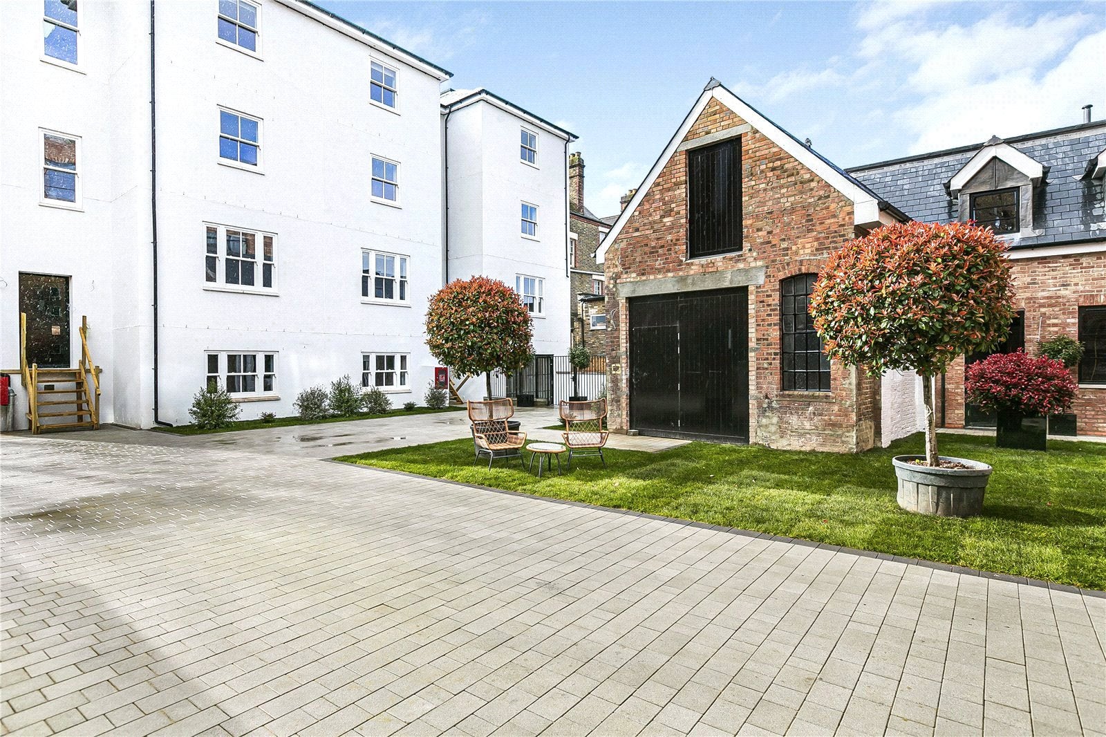 Flat Mitcham Lane in Greater London