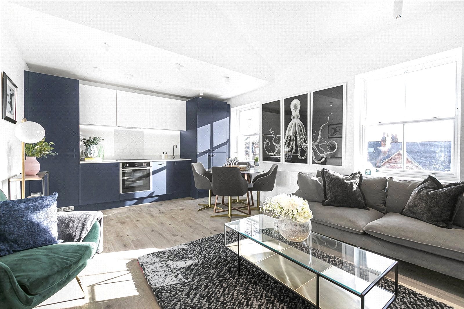 Flat Mitcham Lane in Greater London