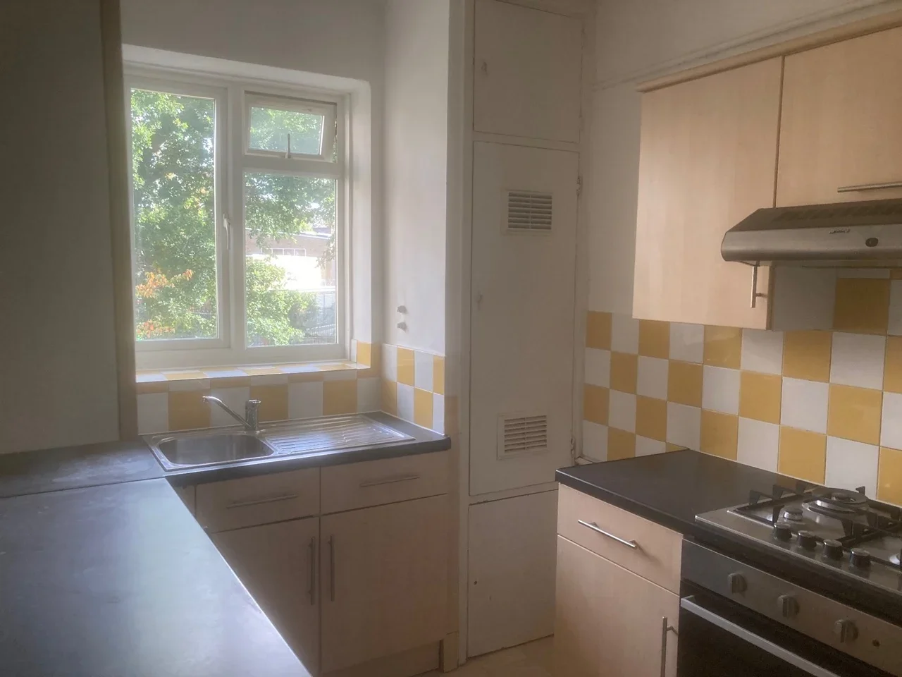 Flat Belthorn Crescent in Greater London