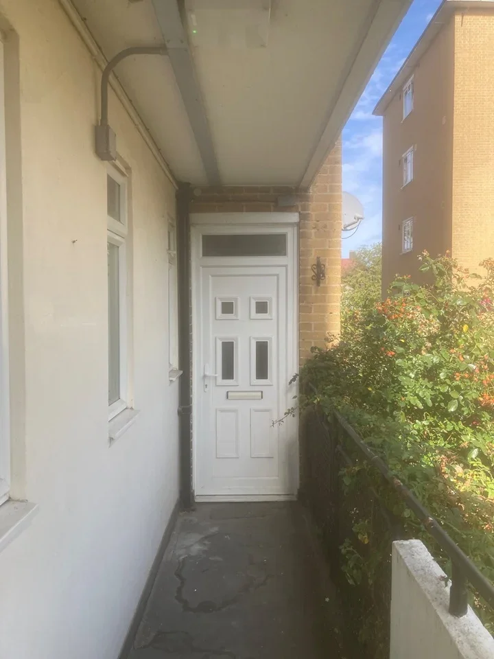 Flat Belthorn Crescent in Greater London