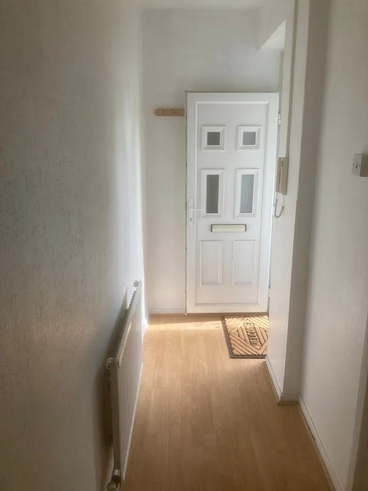 Flat Belthorn Crescent in Greater London