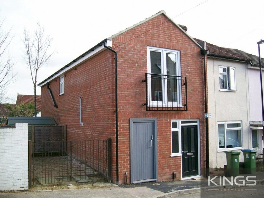 Flat Southcliff Road in Southampton