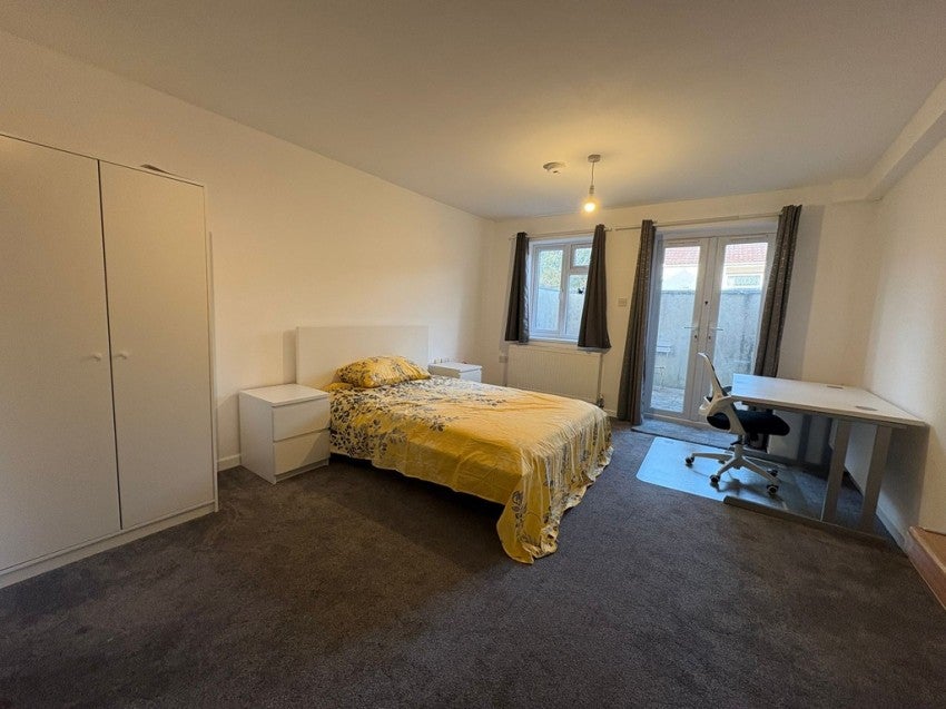 Flat Southcliff Road in Southampton