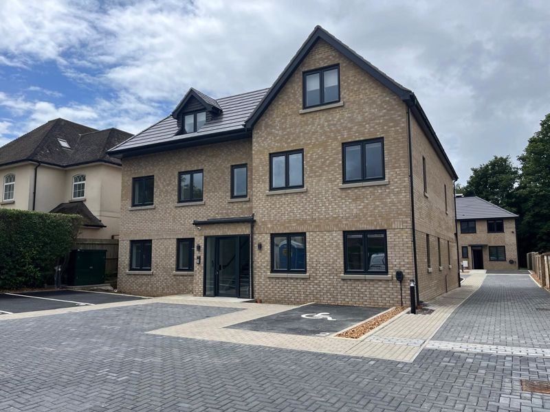 Flat Privet Mews in Greater London