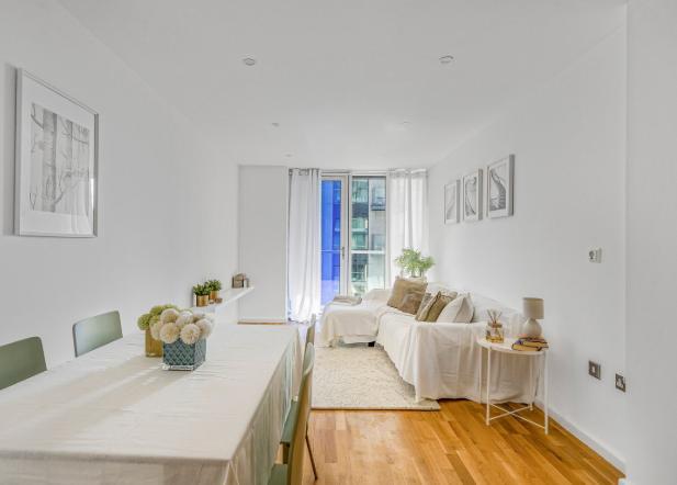Flat Westferry Circus in Greater London