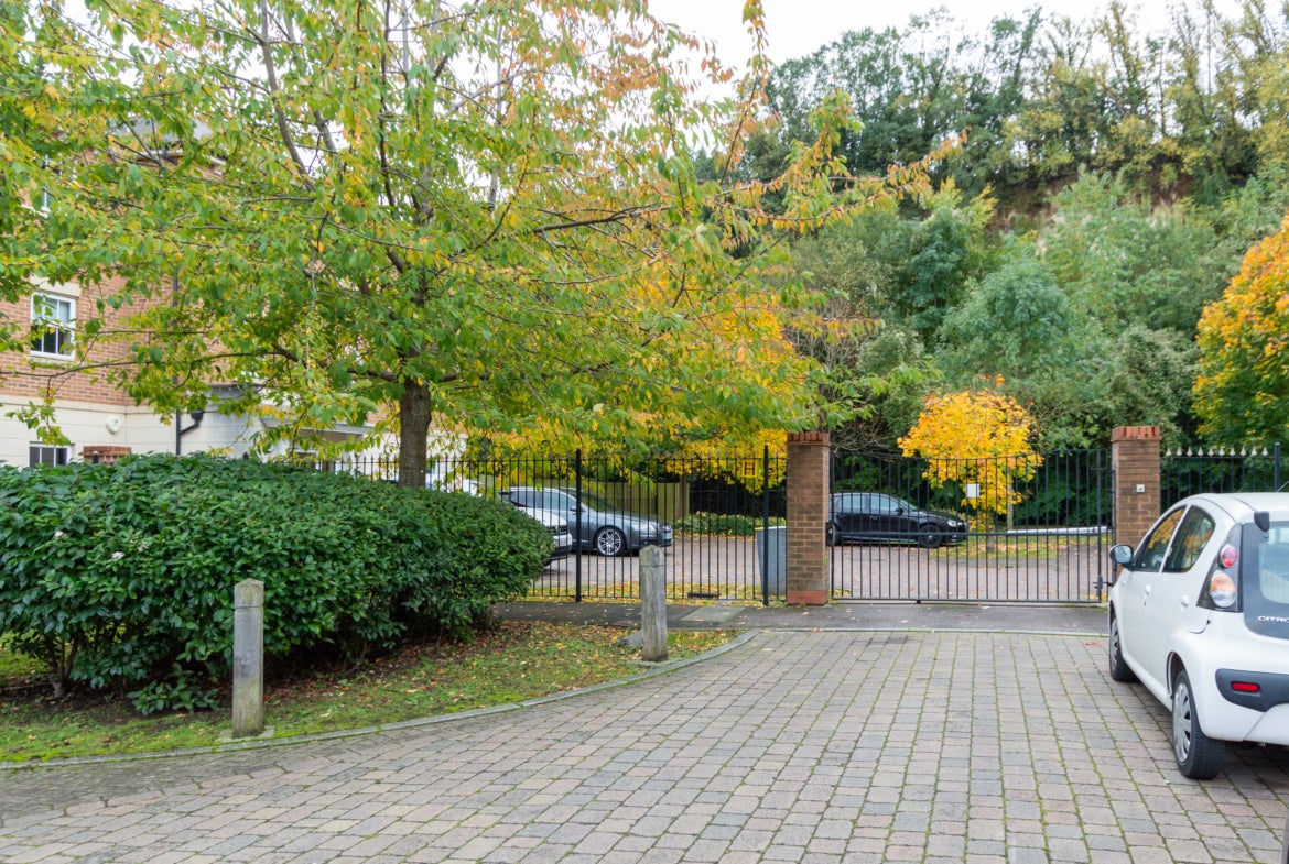 Flat Empire Walk in Dartford