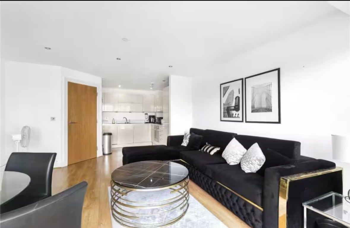 Flat Aqua Vista Square in Greater London