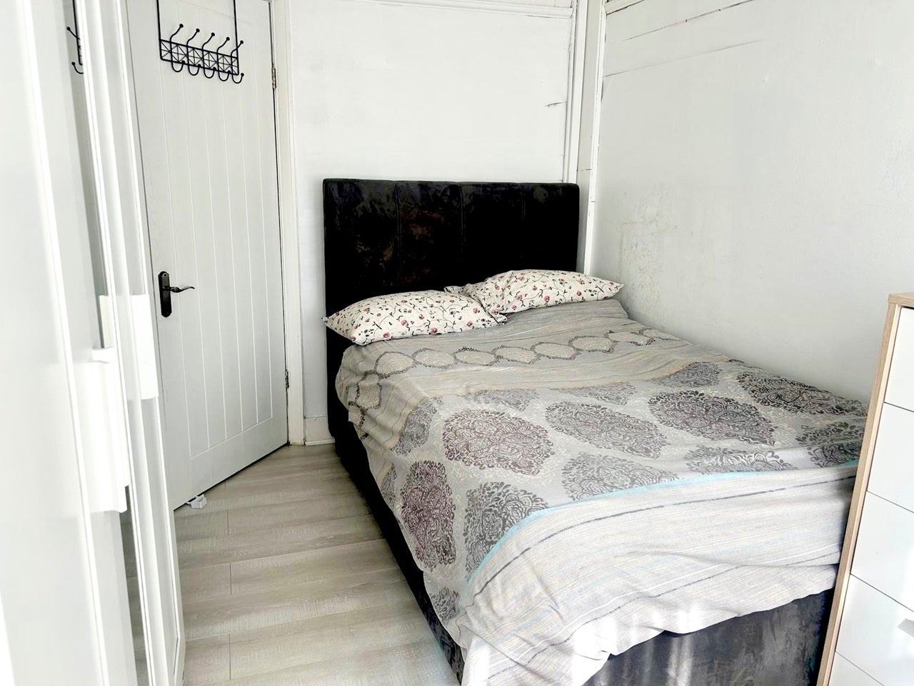 Room High Road in Greater London