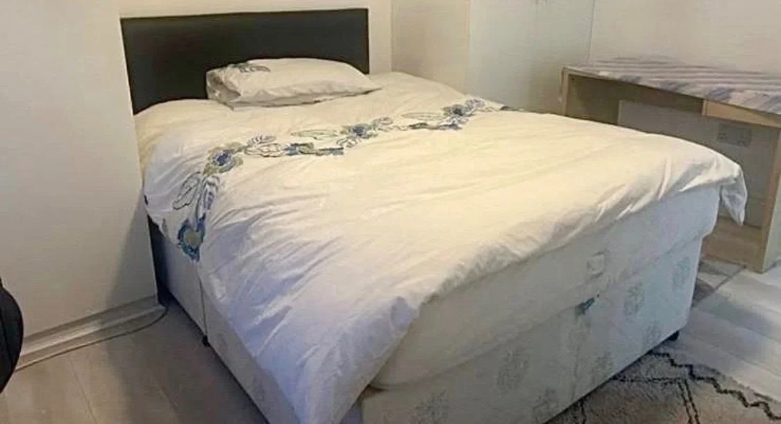 Room High Road in Greater London