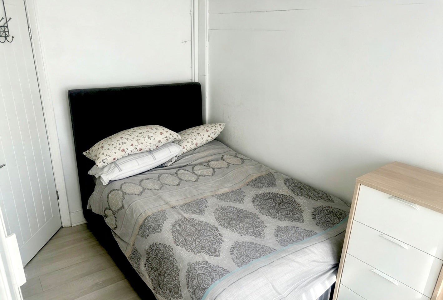 Room High Road in Greater London