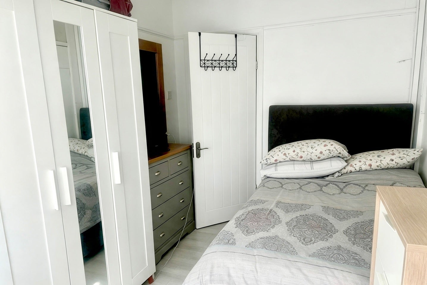 Room High Road in Greater London