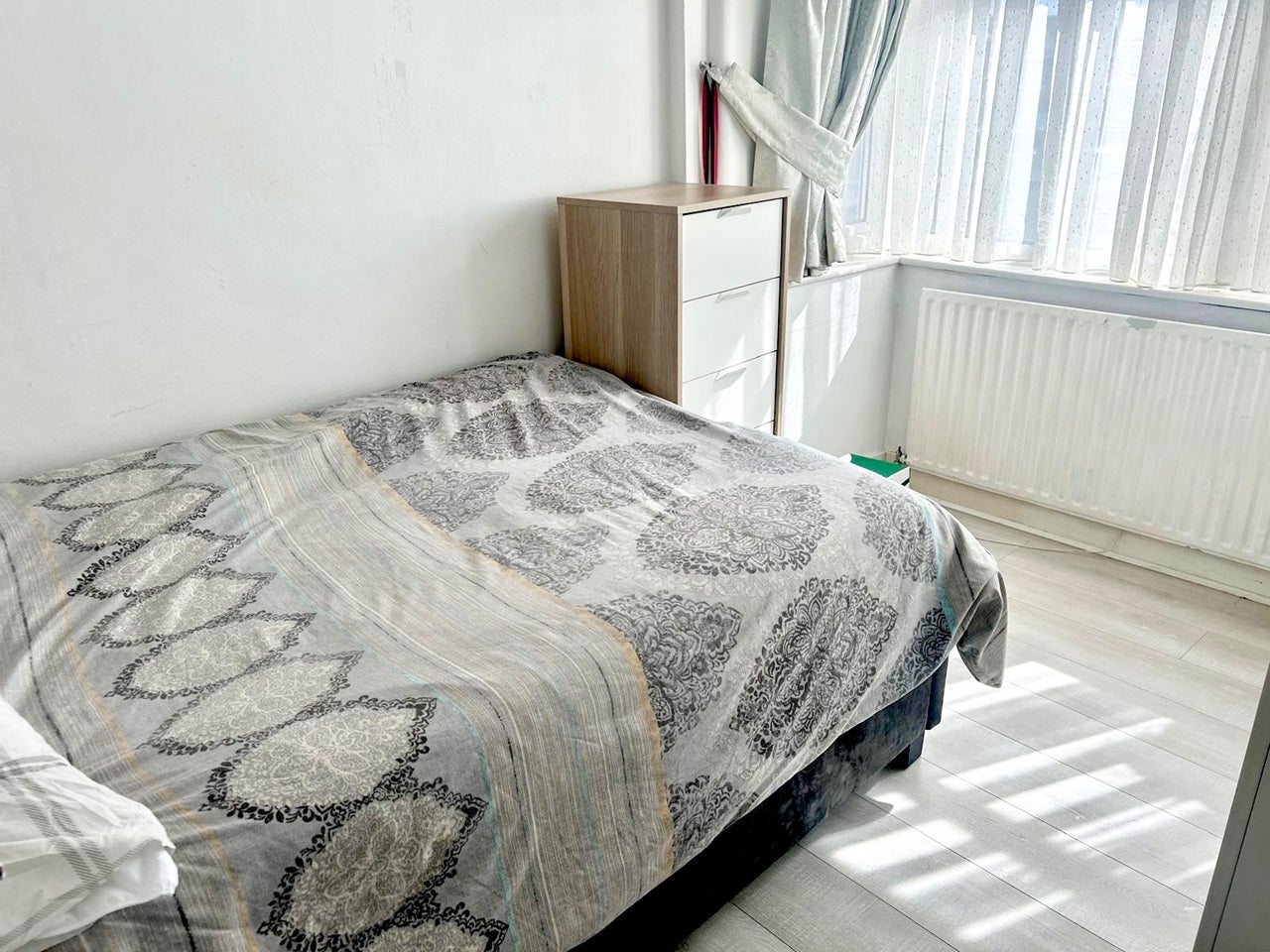 Room High Road in Greater London