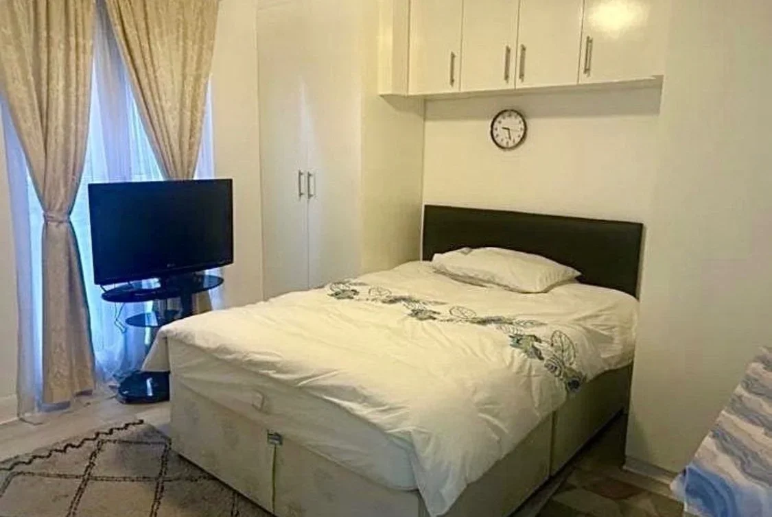 Room High Road in Greater London