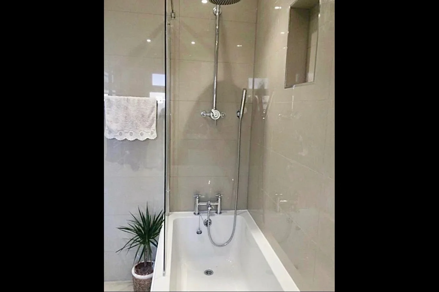 Room High Road in Greater London