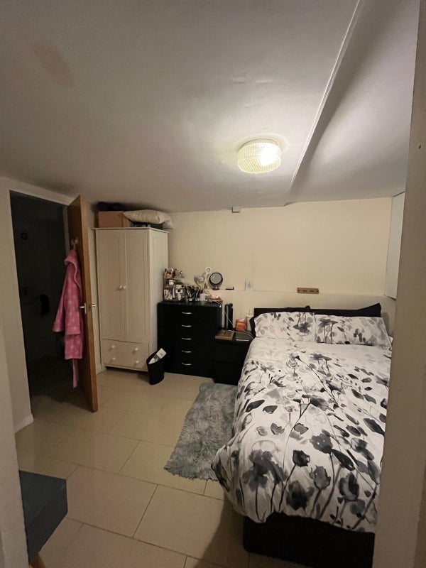 Room Clarence Road in Greater London