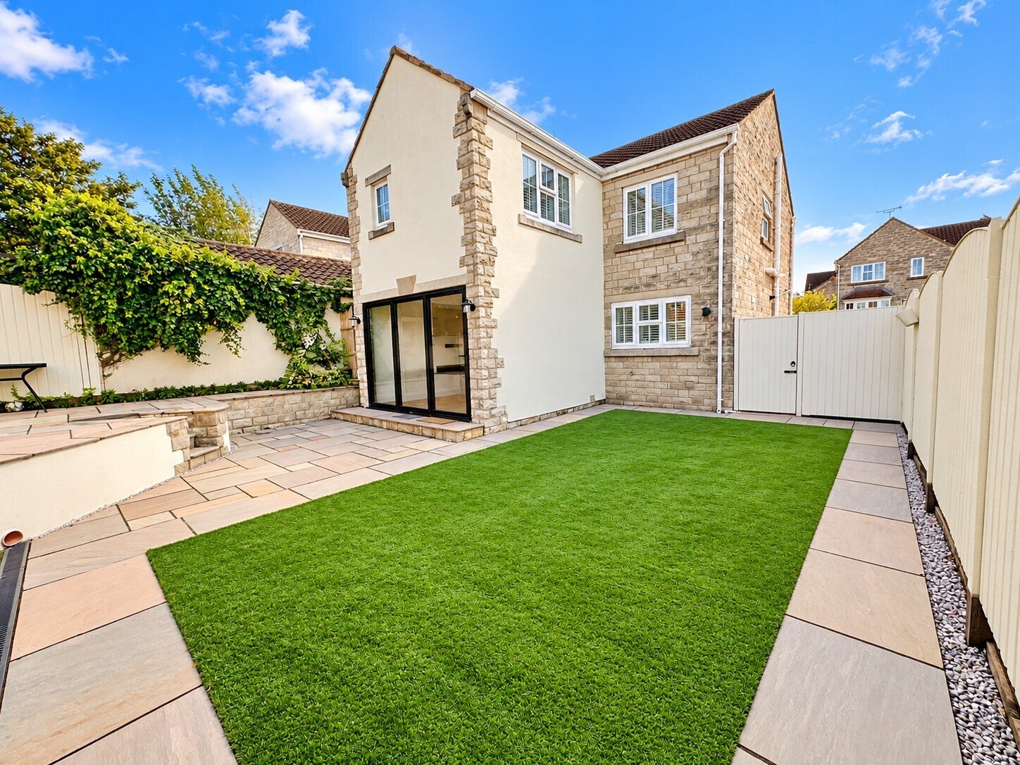 House Lyndon Close in Leeds