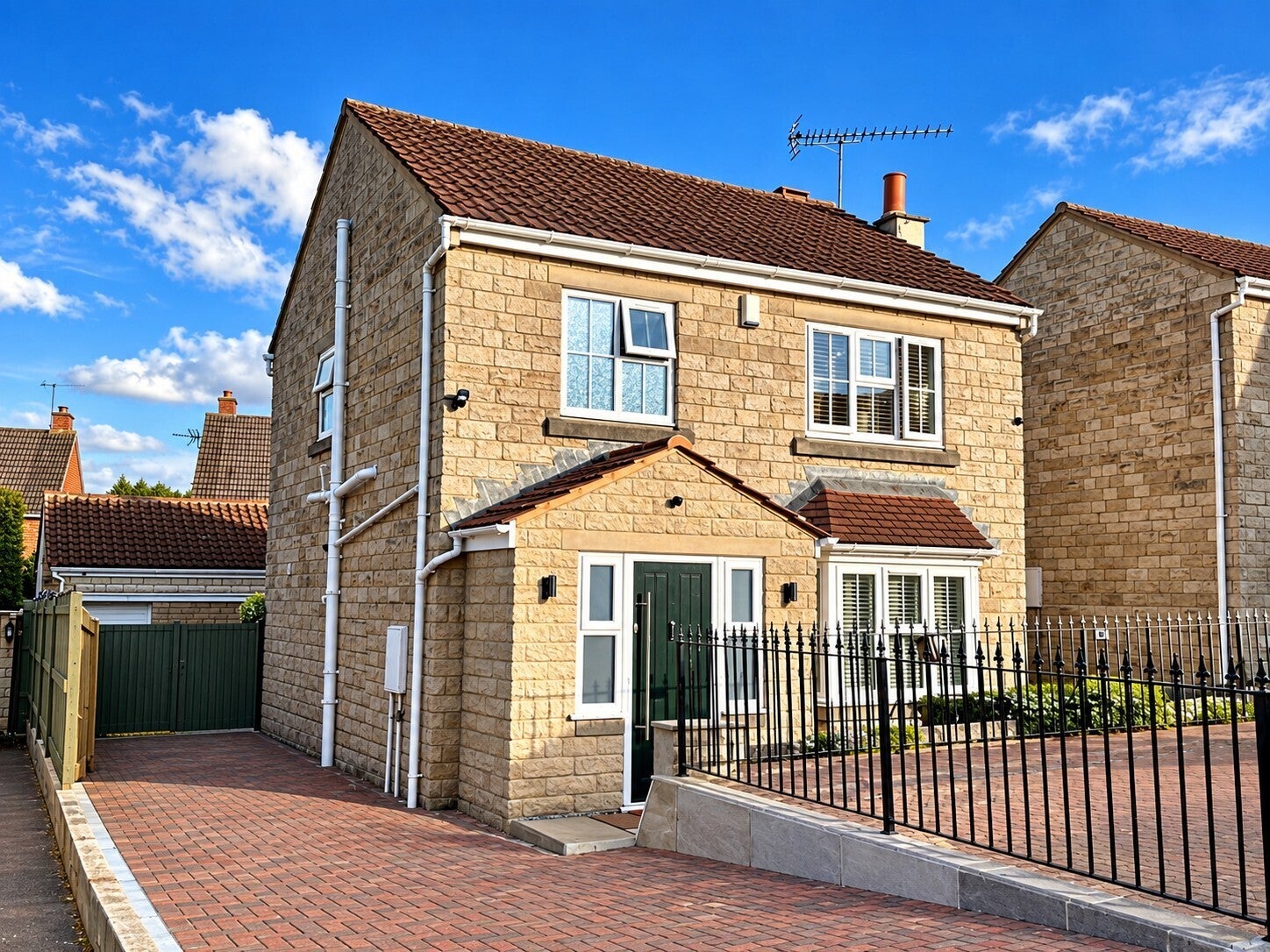 House Lyndon Close in Leeds