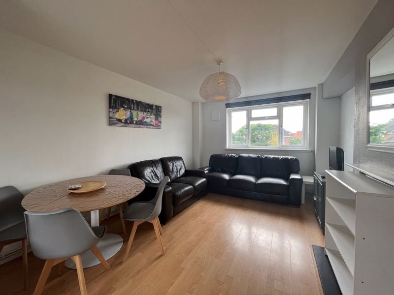 Room Kingsham Avenue in Chichester