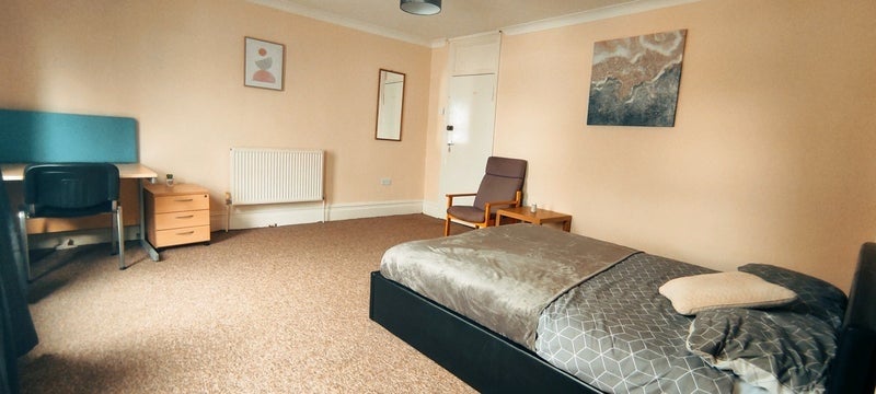 Room Kingston Road in Portsmouth