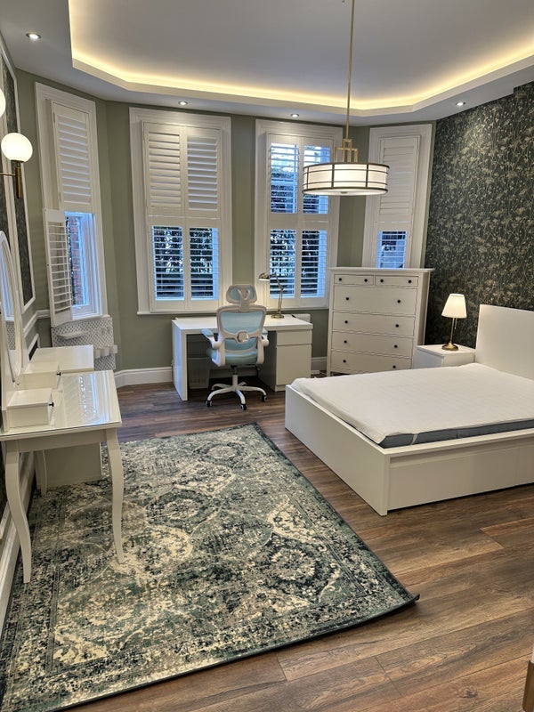 Room Beaumont Crescent in Greater London