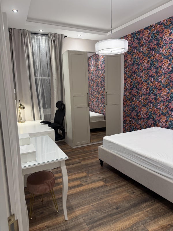 Room Beaumont Crescent in Greater London