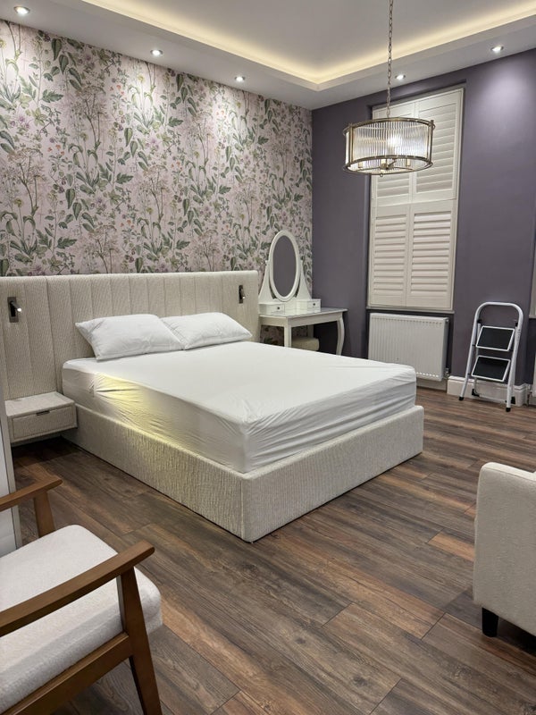 Room Beaumont Crescent in Greater London