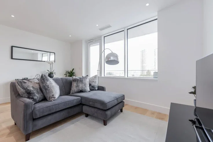 Flat Lombard Road in Greater London