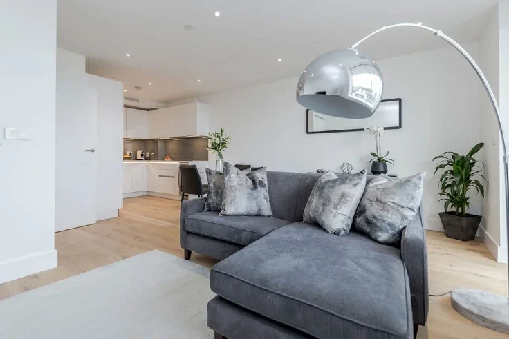 Flat Lombard Road in Greater London