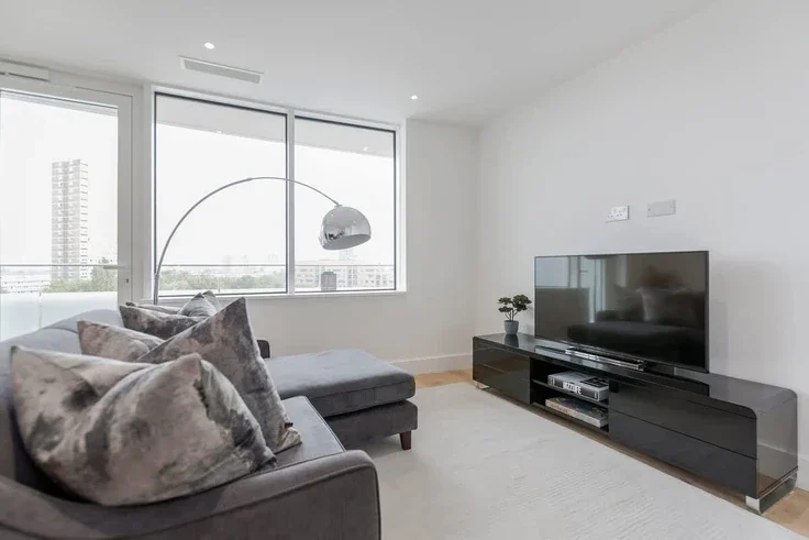 Flat Lombard Road in Greater London