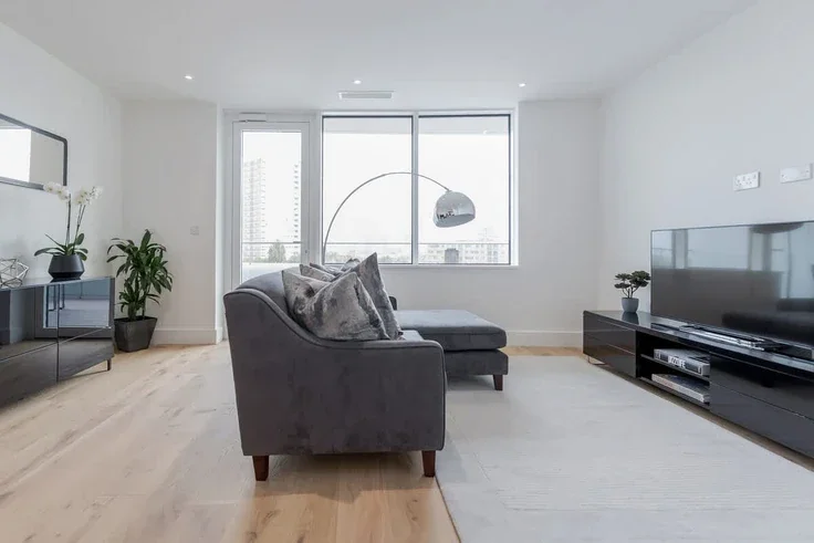 Flat Lombard Road in Greater London