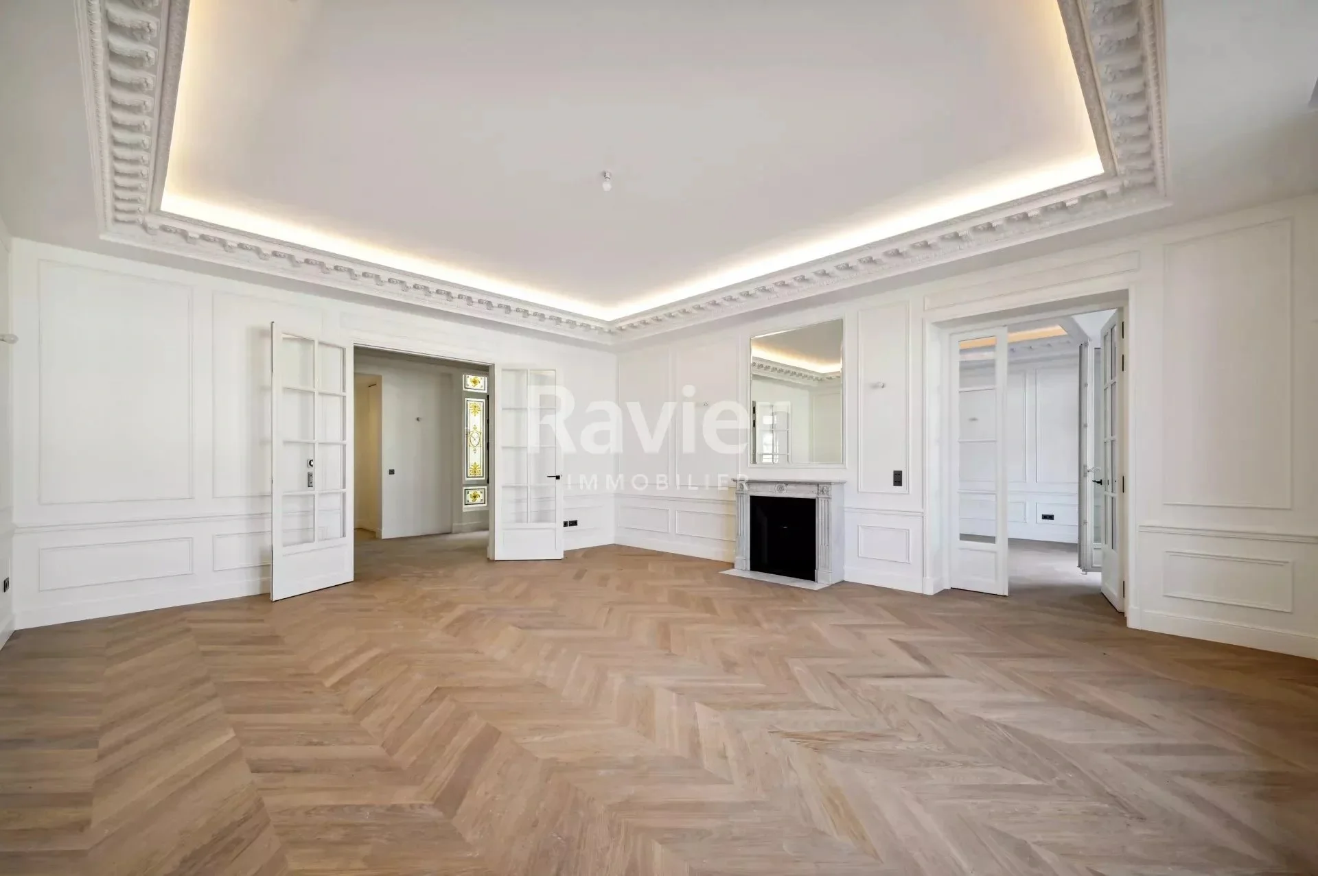 Flat Avenue Marceau in Paris