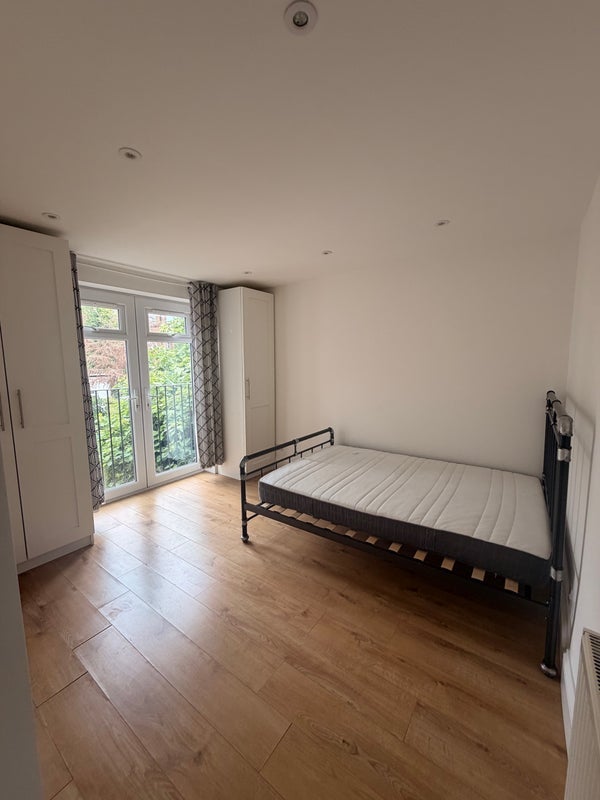 Room St Albans Crescent in Greater London