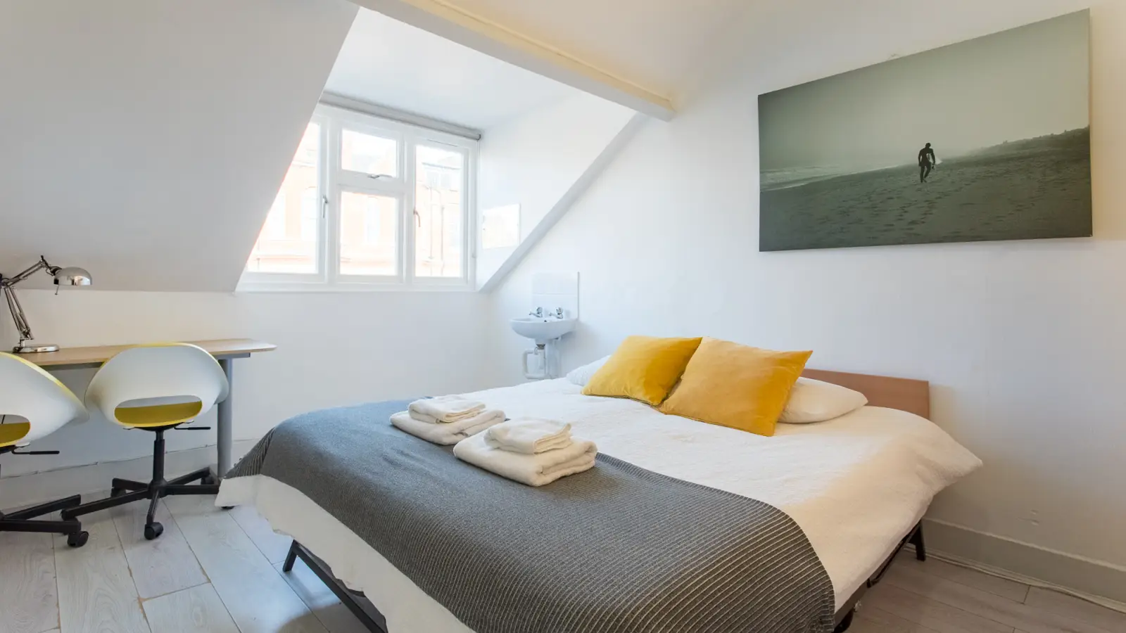Room Earl's Court Road in Greater London
