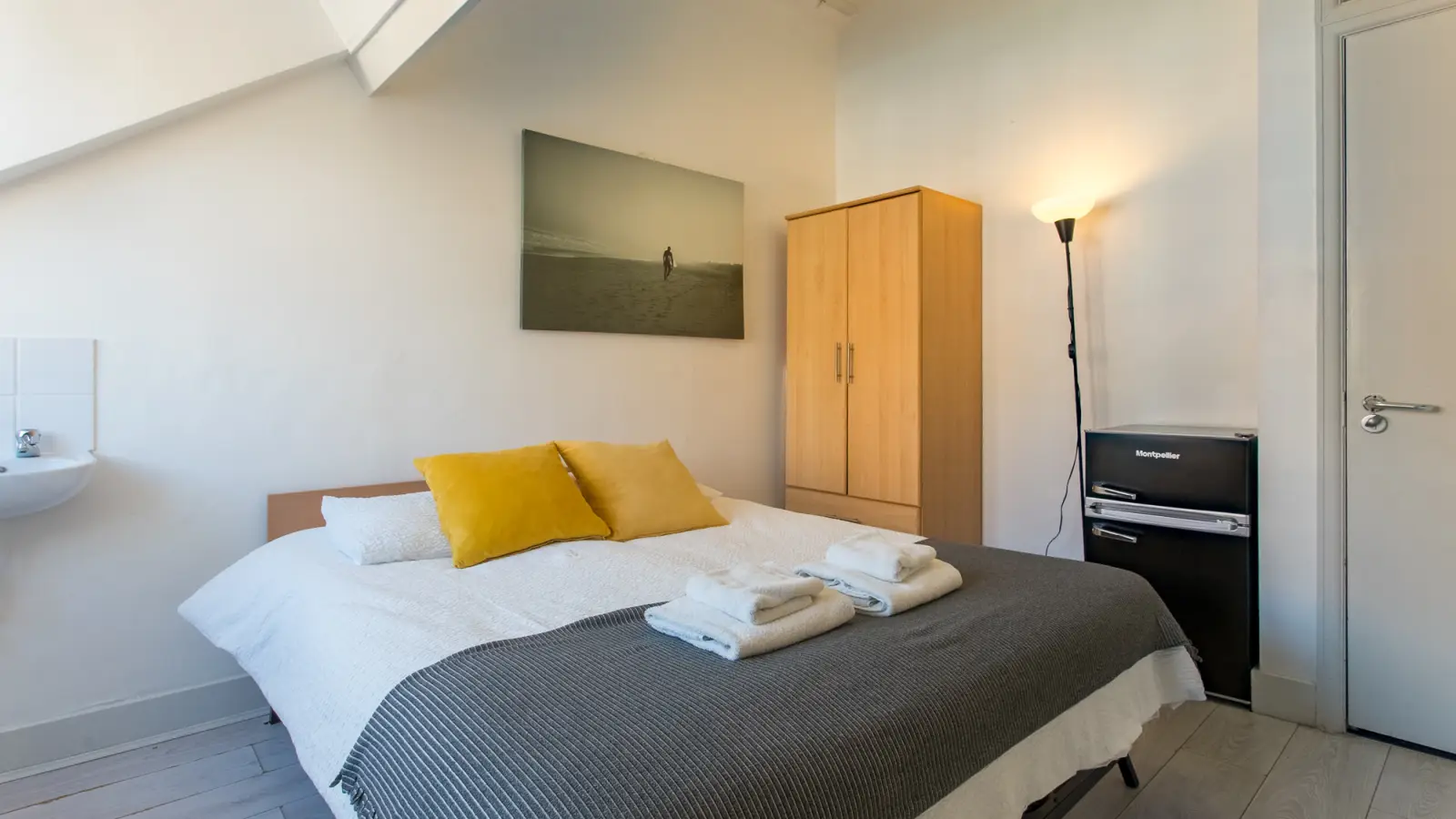 Room Earl's Court Road in Greater London