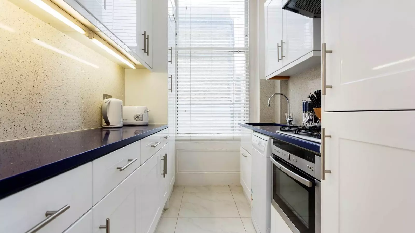 Flat Campden Hill Gardens in Greater London