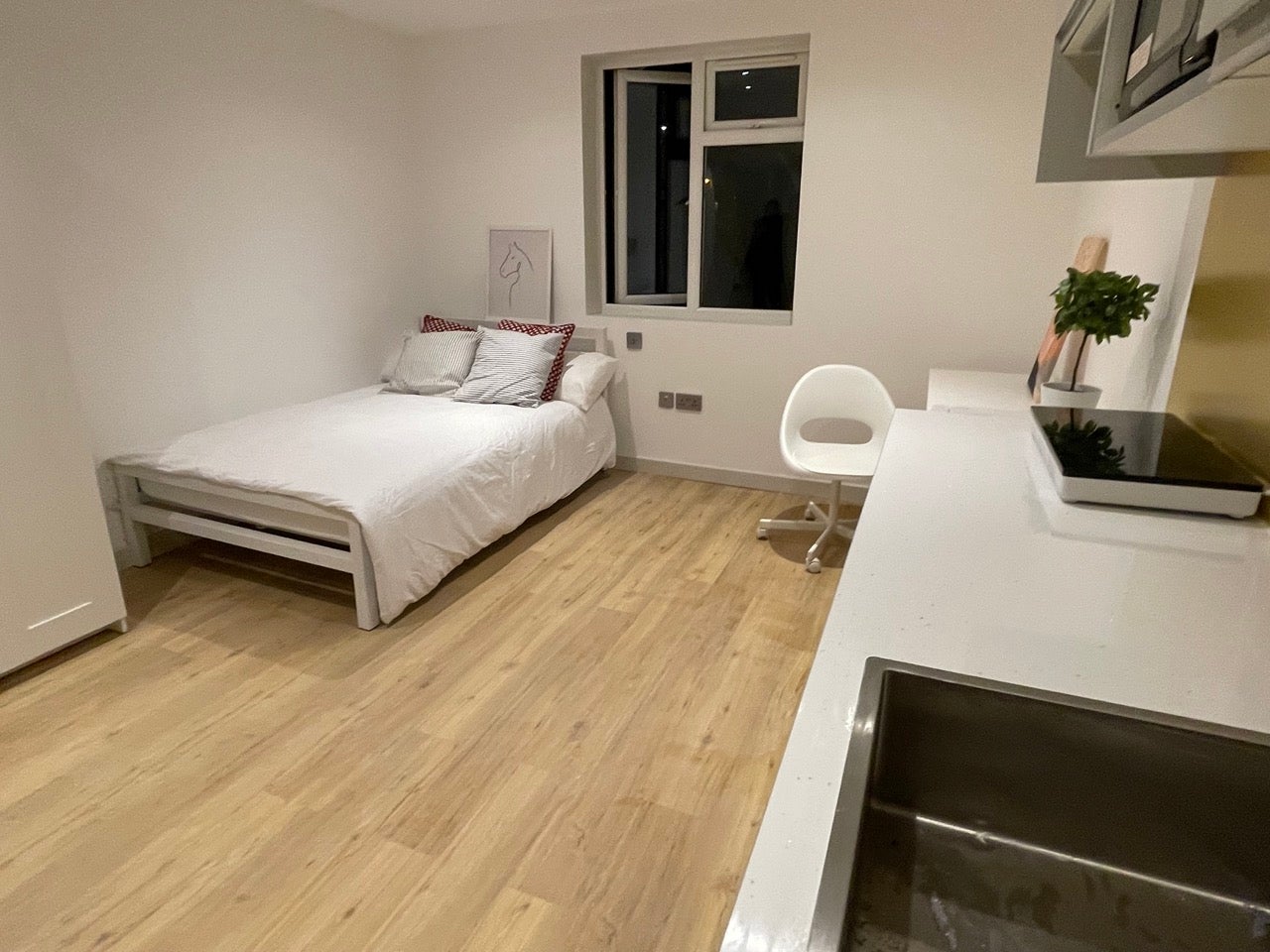 Room Hardman Road in Greater London