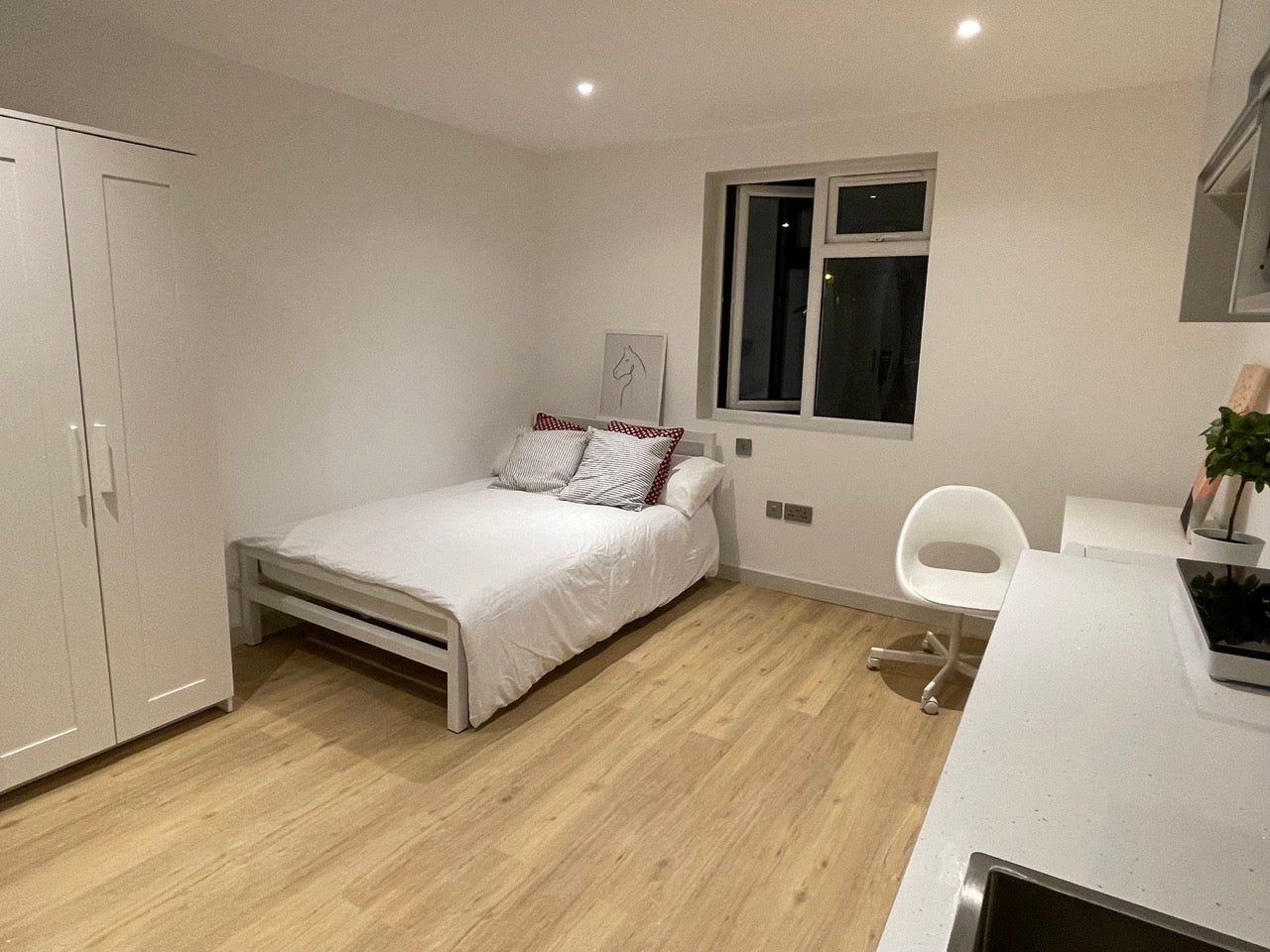 Room Hardman Road in Greater London