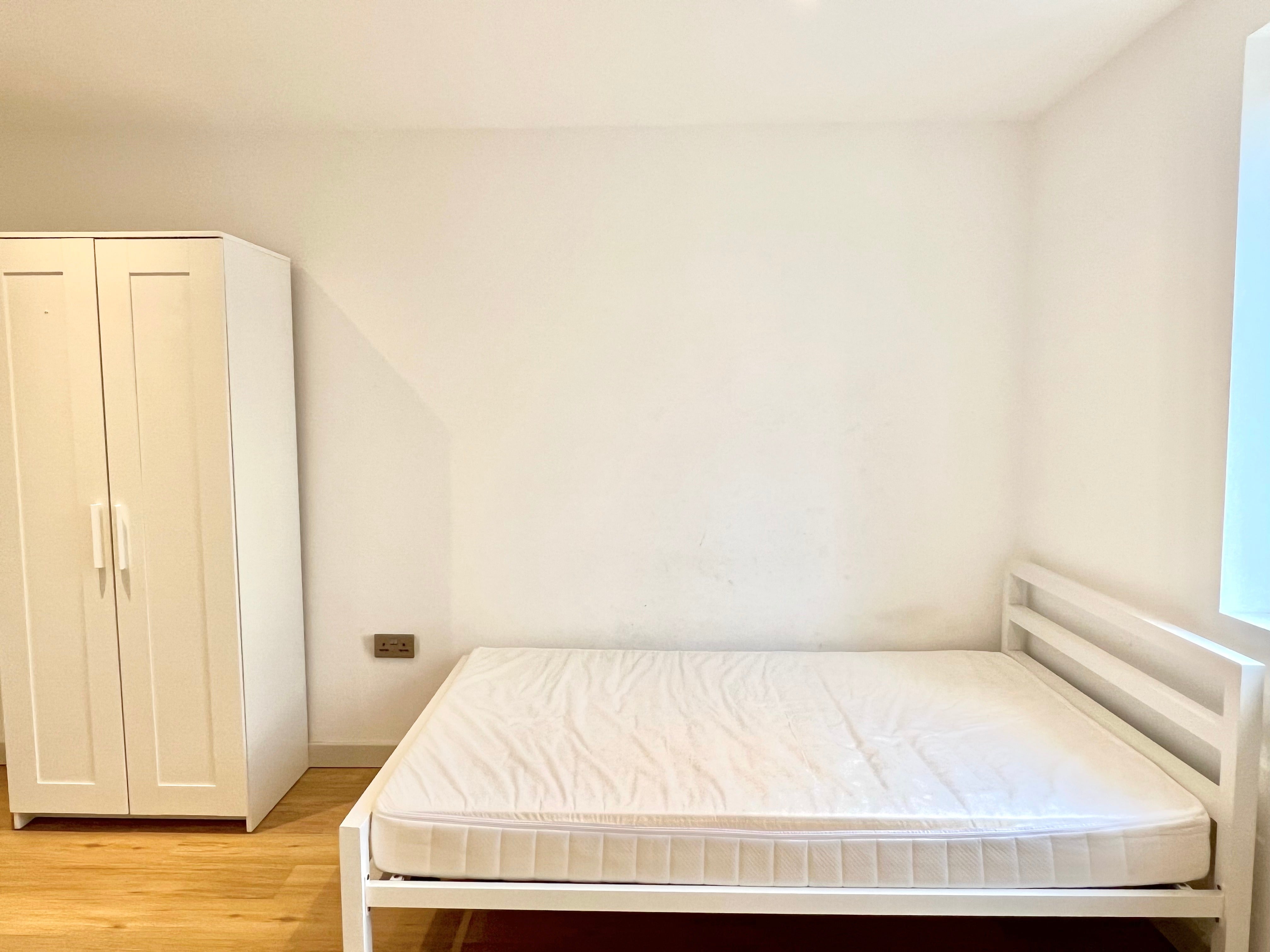Room Hardman Road in Greater London