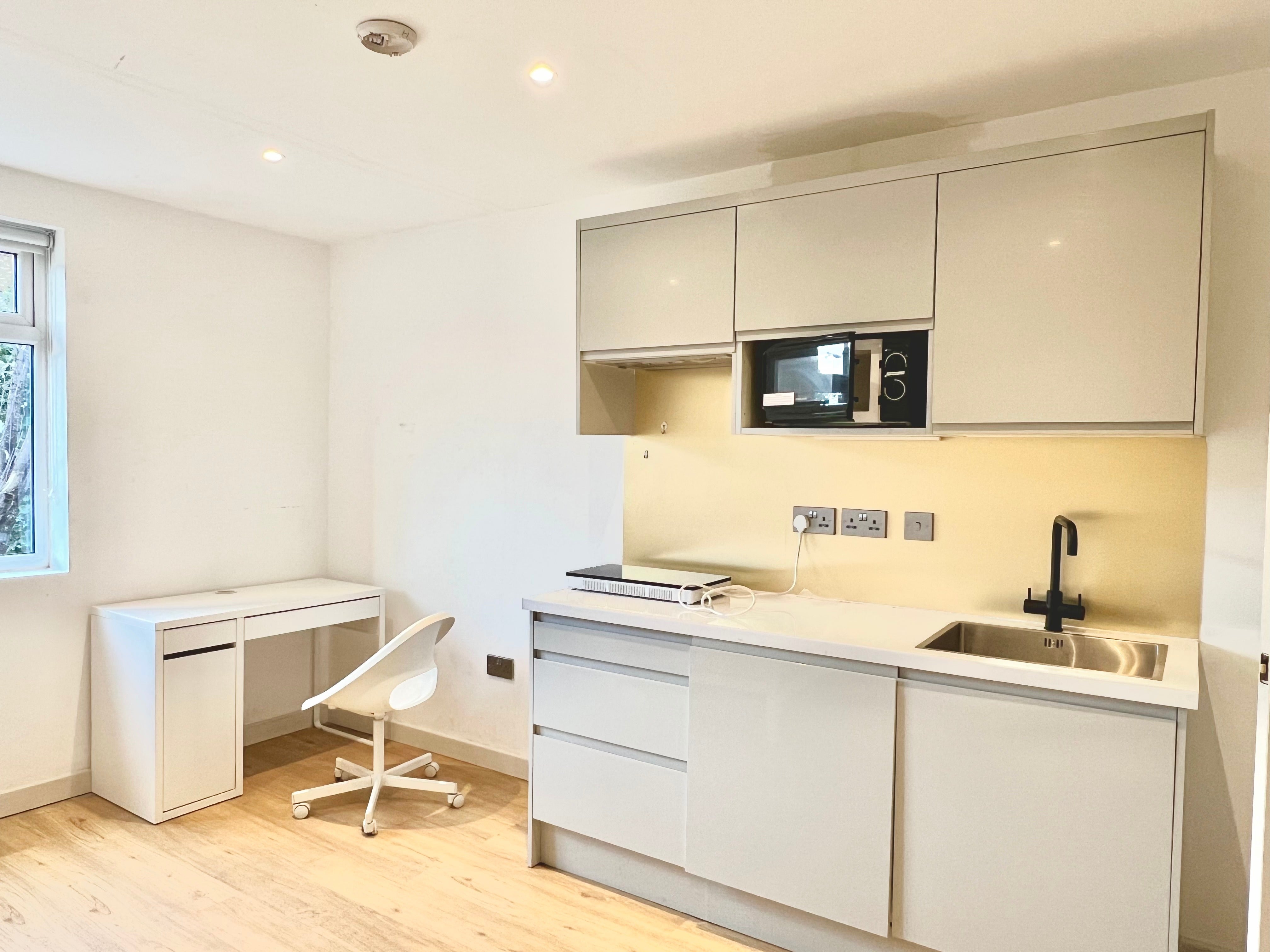 Room Hardman Road in Greater London