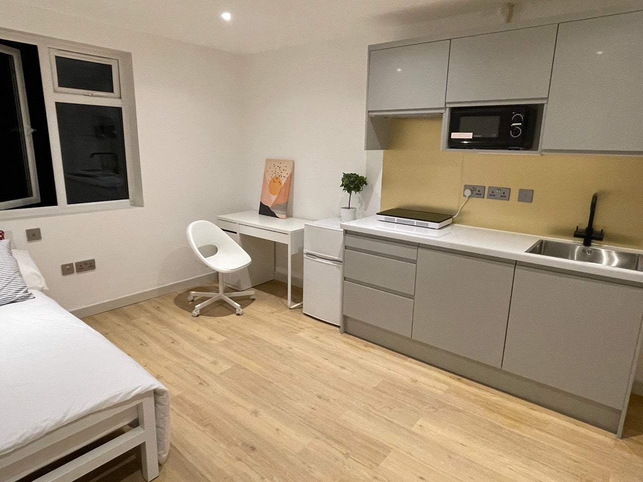 Room Hardman Road in Greater London