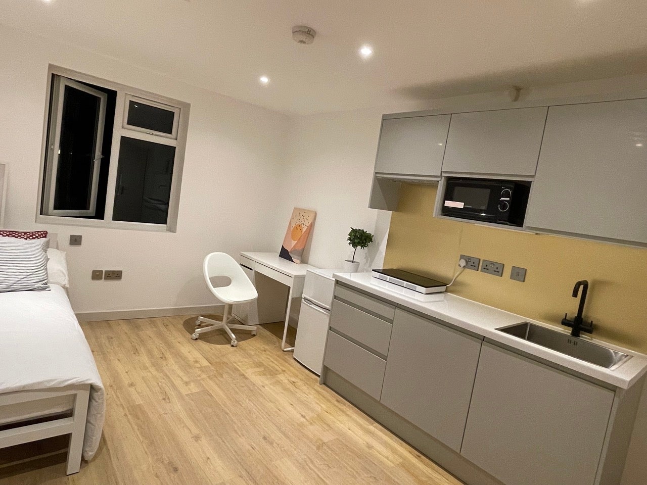 Room Hardman Road in Greater London