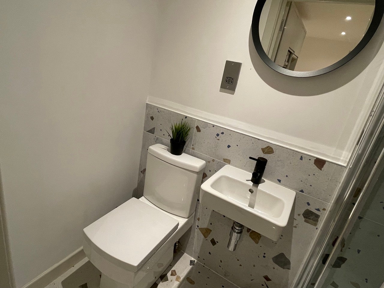 Room Hardman Road in Greater London
