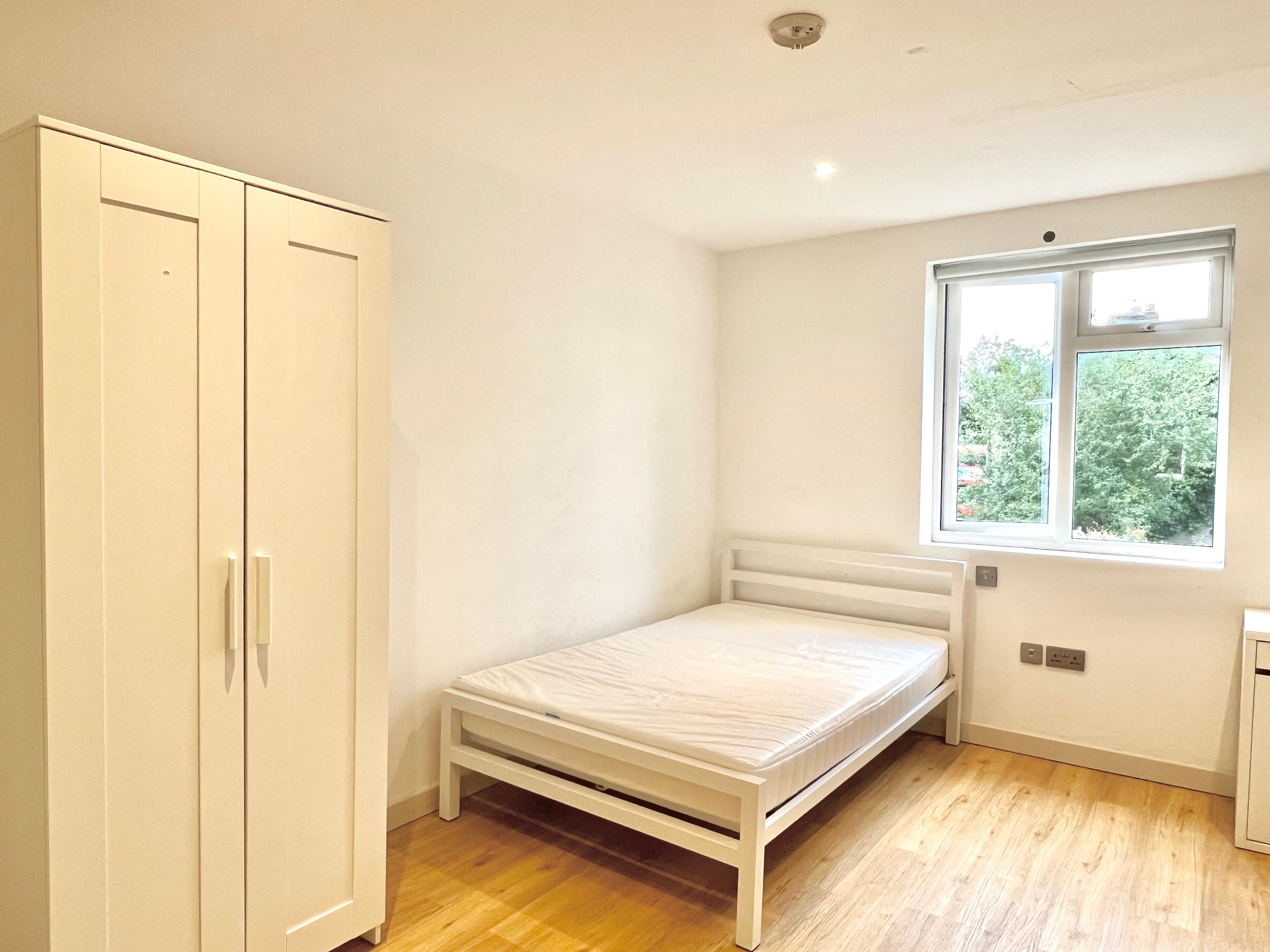 Room Hardman Road in Greater London