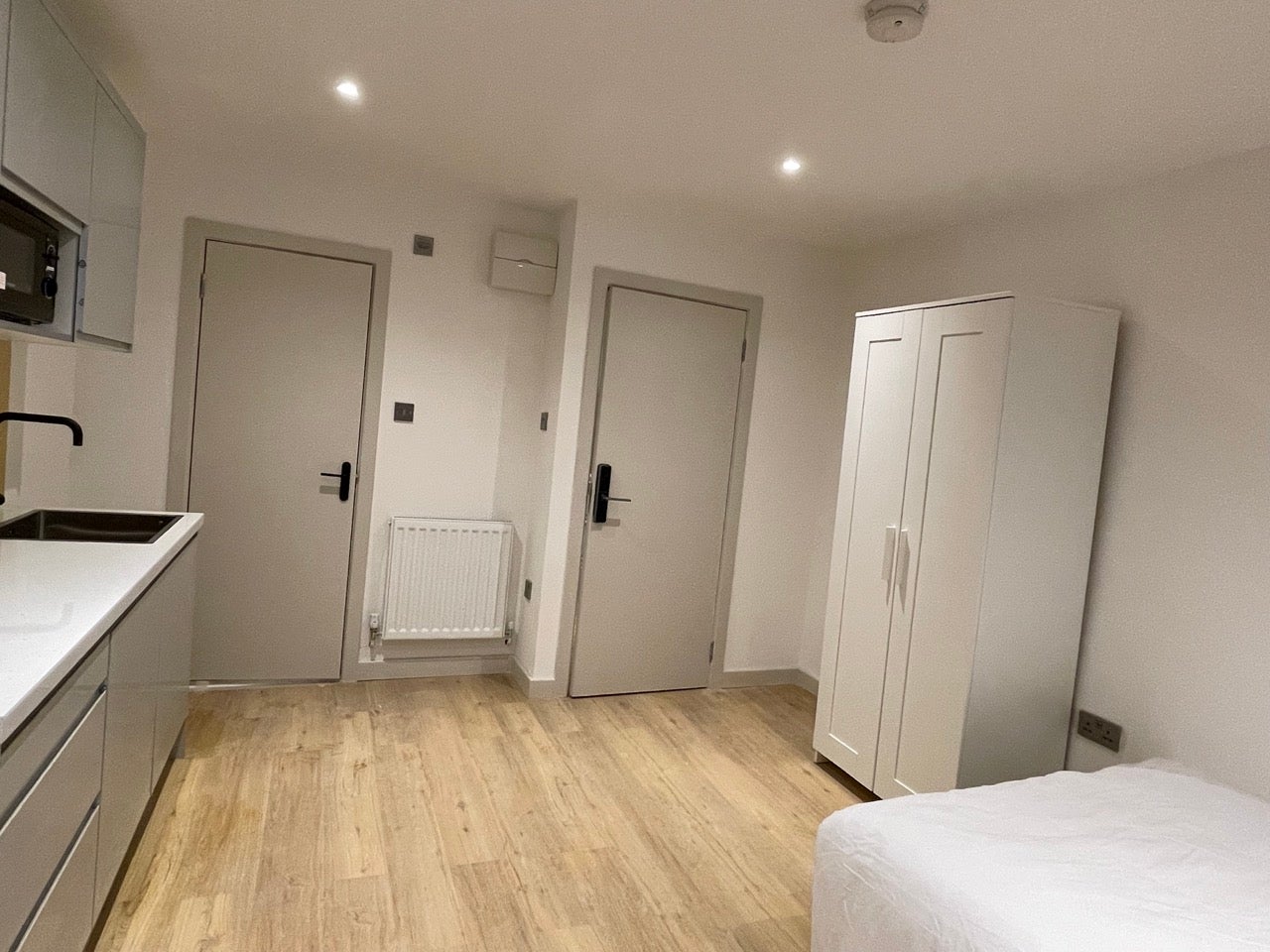 Room Hardman Road in Greater London