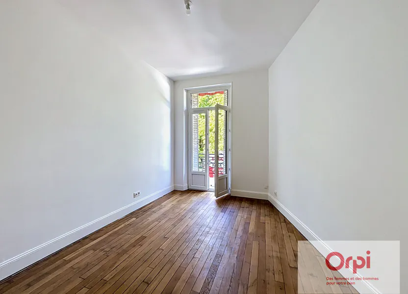 Appartement Rue Boisrot Desserviers à Néris-les-Bains