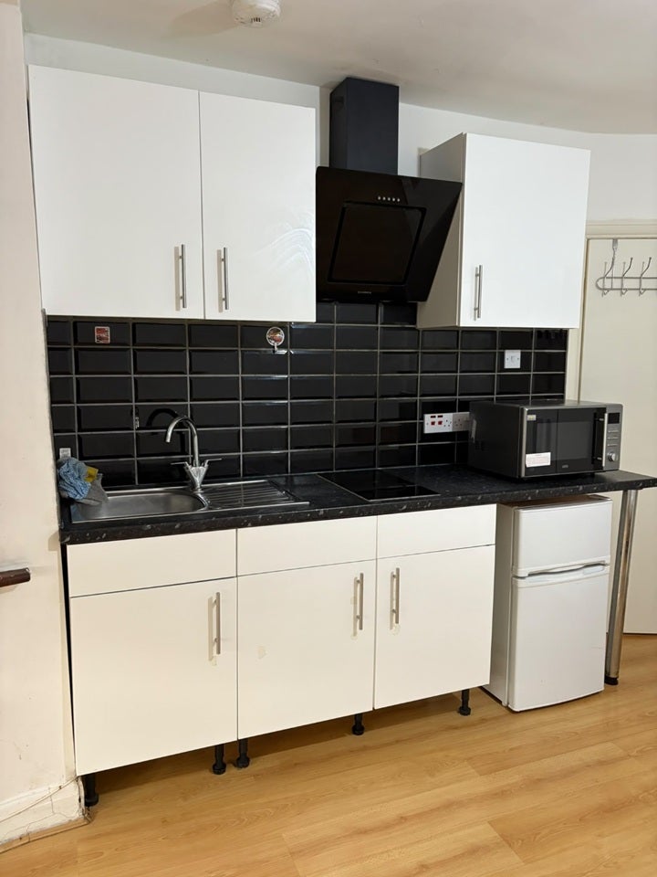 Flat Boxmoor Road in Greater London