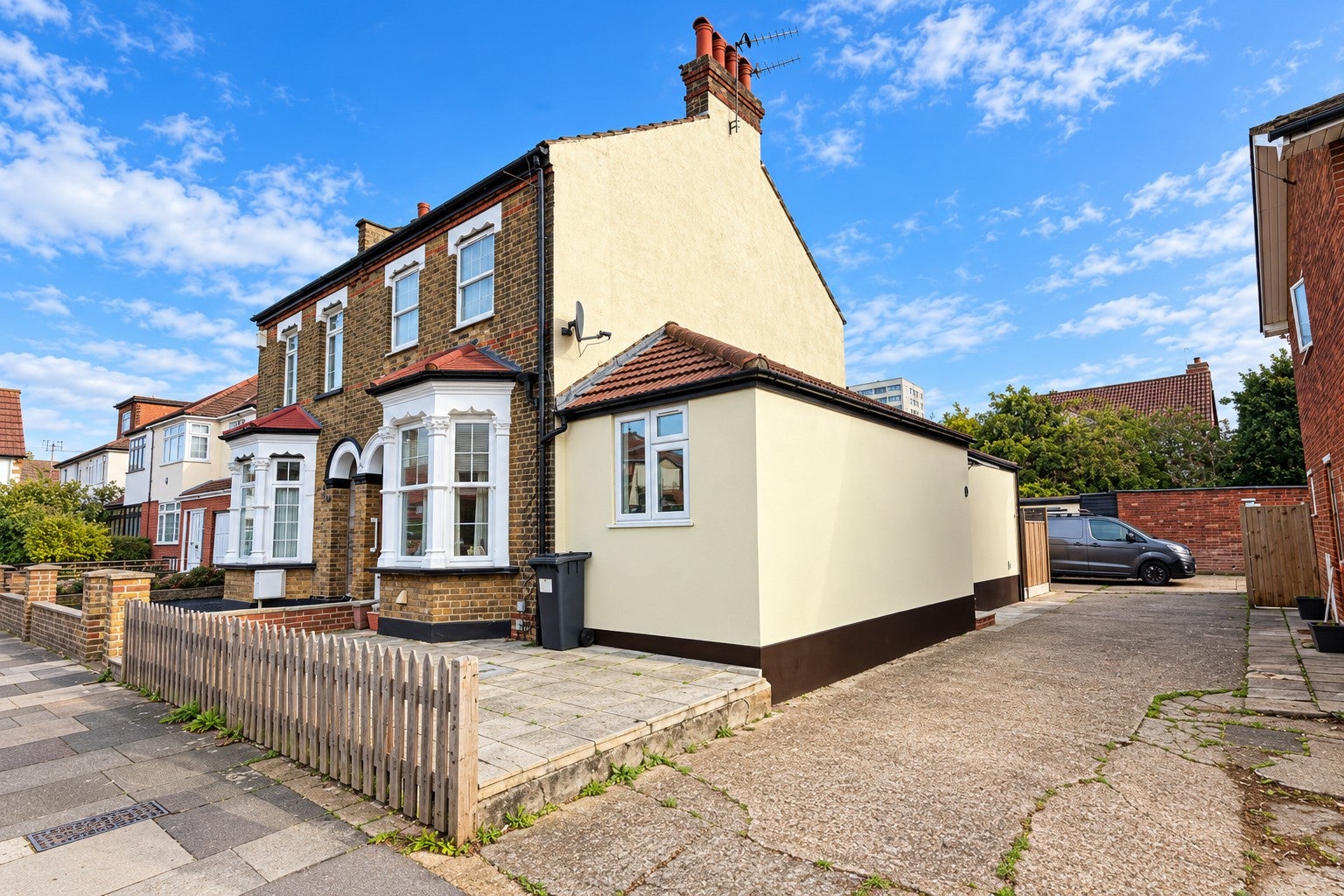 Flat Layard Road in Greater London