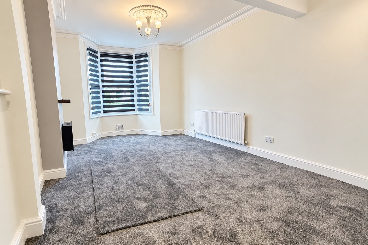 Flat Layard Road in Greater London
