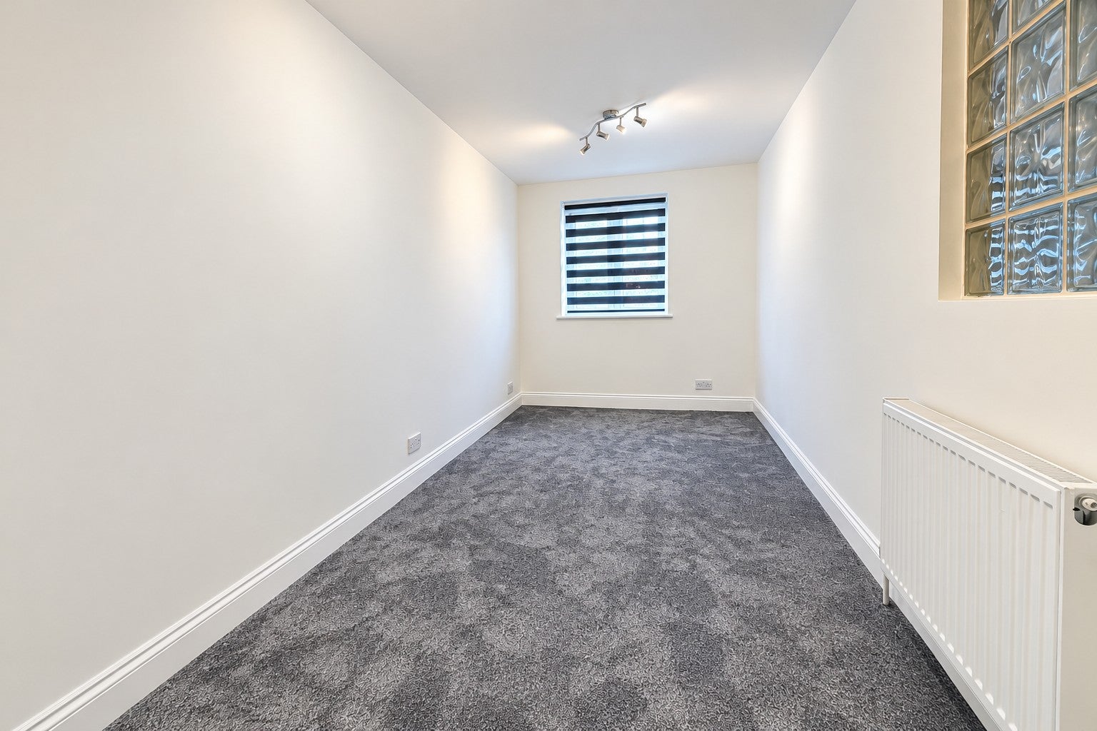 Flat Layard Road in Greater London