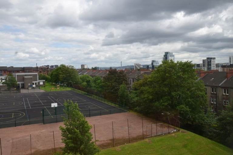 Flat Thornwood Drive in Glasgow